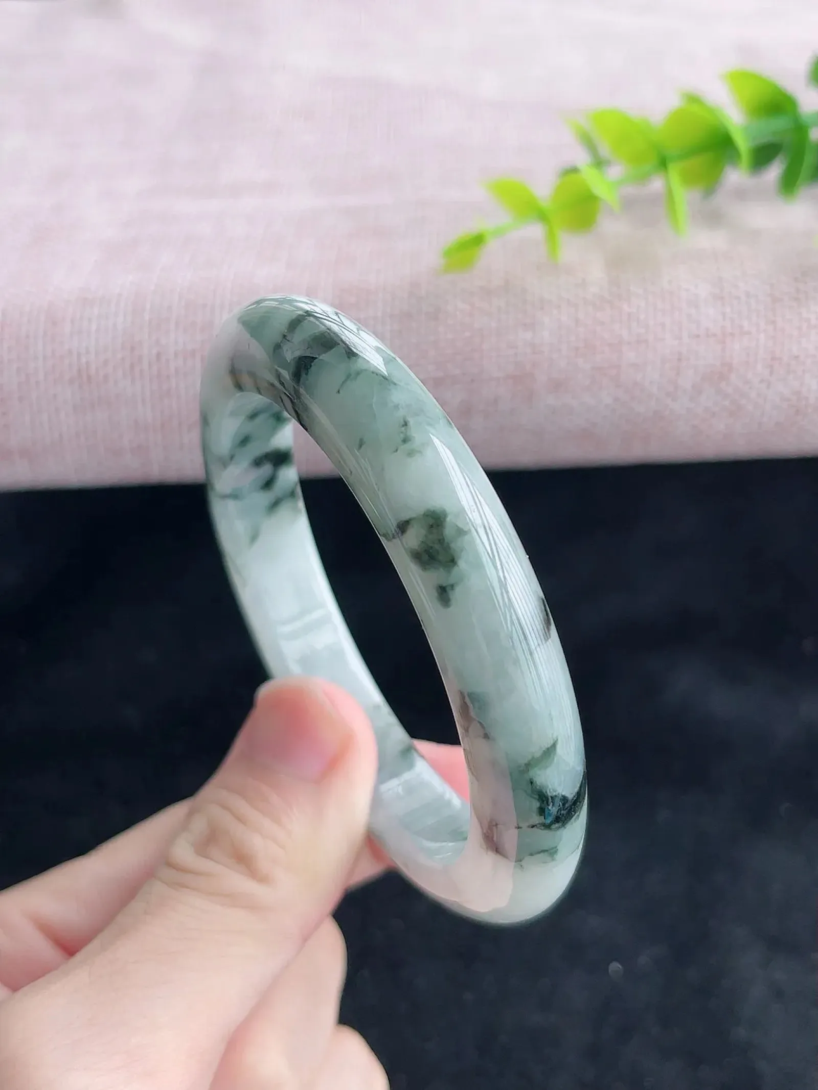 正圈58-59圈口   A货翡翠精美水润飘花翡翠手镯  水头足，水润细腻，色泽清新自然，优雅灵动，清爽秀气，上手高贵漂亮，E99351（自然光欣赏 阳台自然光实拍）尺寸58.5-11.8-9.5mm