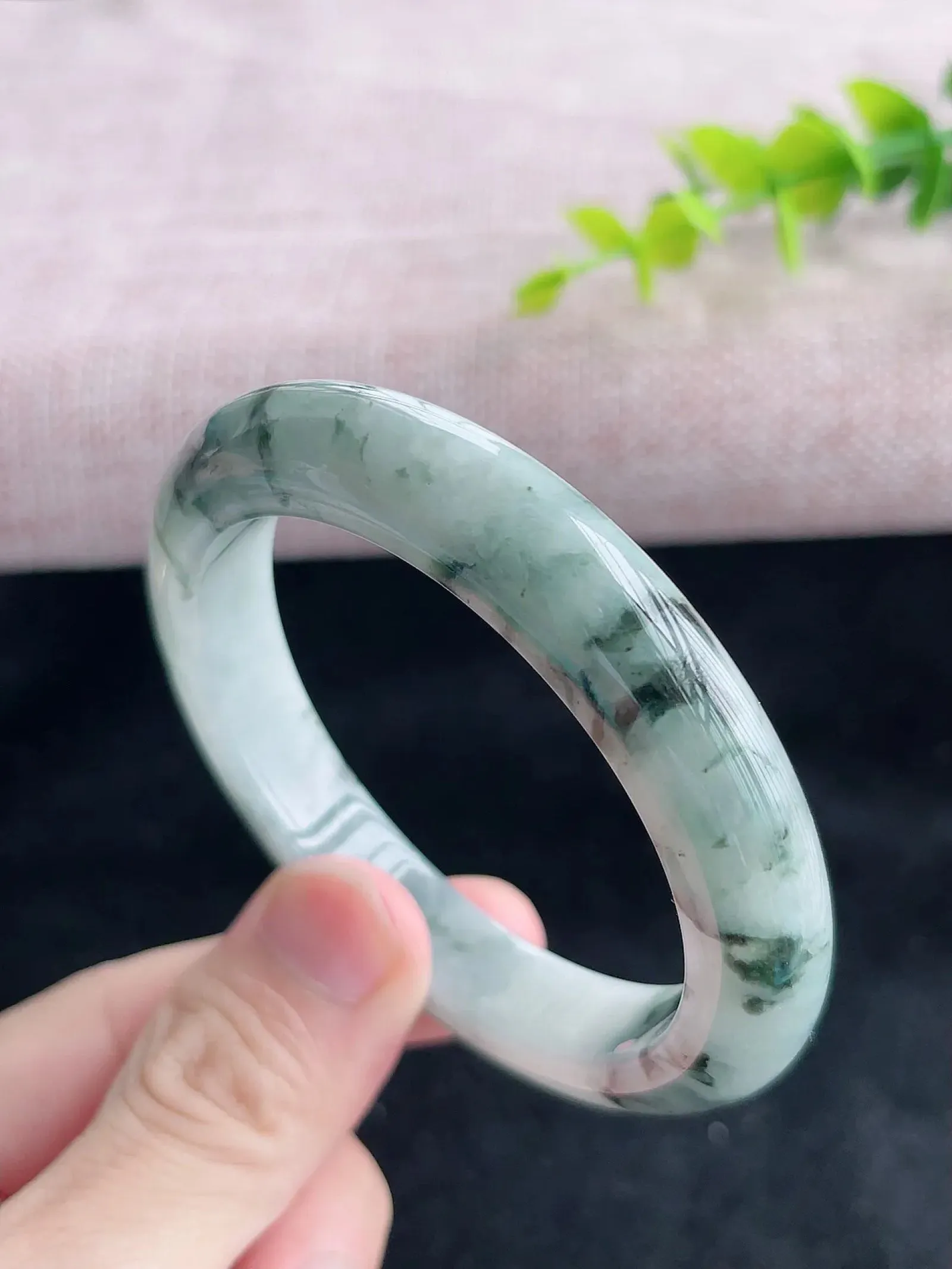 正圈58-59圈口   A货翡翠精美水润飘花翡翠手镯  水头足，水润细腻，色泽清新自然，优雅灵动，清爽秀气，上手高贵漂亮，E99351（自然光欣赏 阳台自然光实拍）尺寸58.5-11.8-9.5mm