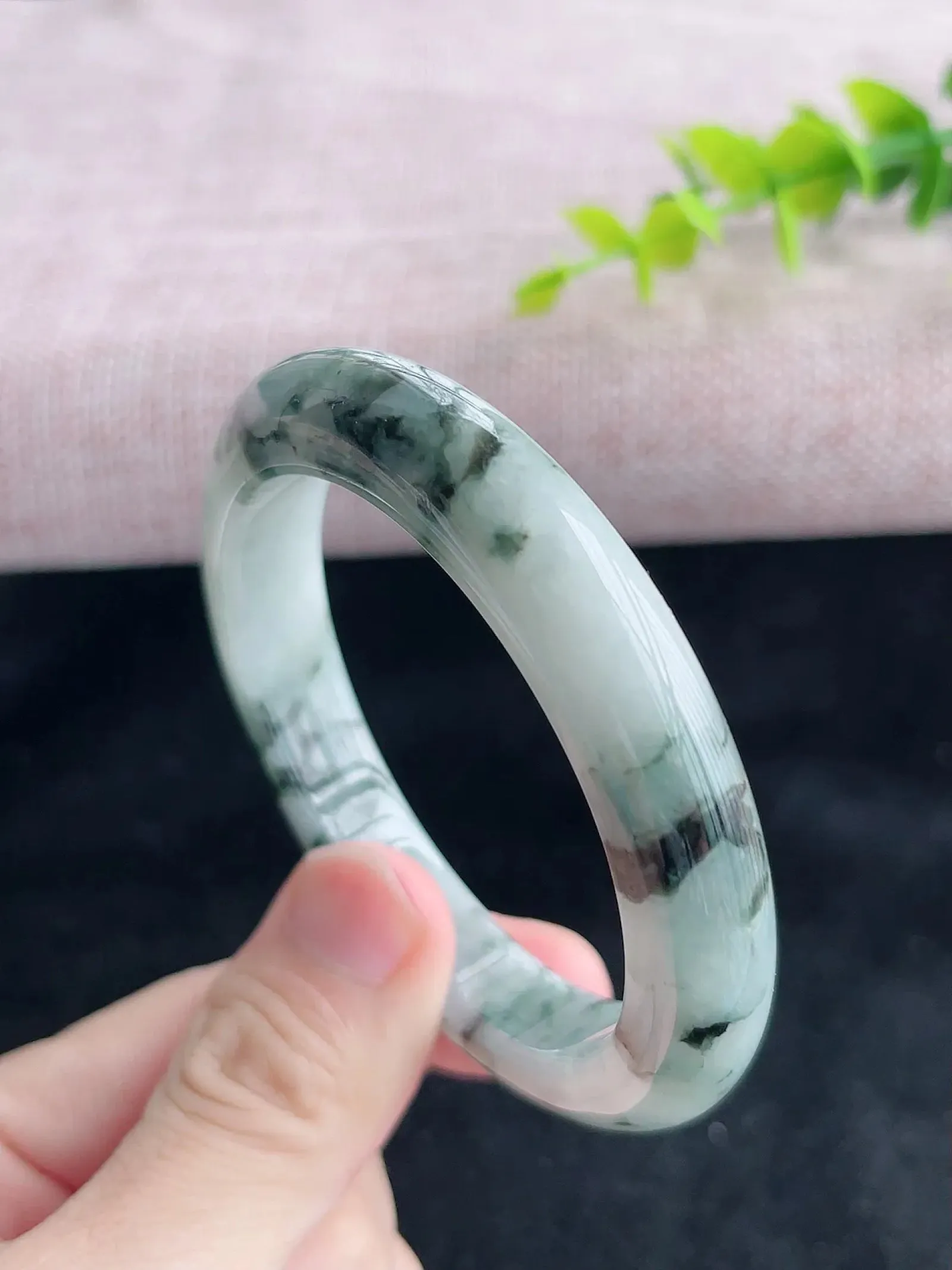正圈58-59圈口   A货翡翠精美水润飘花翡翠手镯  水头足，水润细腻，色泽清新自然，优雅灵动，清爽秀气，上手高贵漂亮，E99351（自然光欣赏 阳台自然光实拍）尺寸58.5-11.8-9.5mm