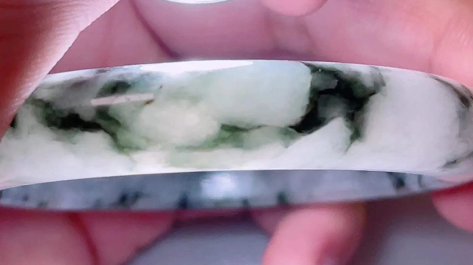 正圈58-59圈口   A货翡翠精美水润飘花翡翠手镯  水头足，水润细腻，色泽清新自然，优雅灵动，清爽秀气，上手高贵漂亮，E99351（自然光欣赏 阳台自然光实拍）尺寸58.5-11.8-9.5mm