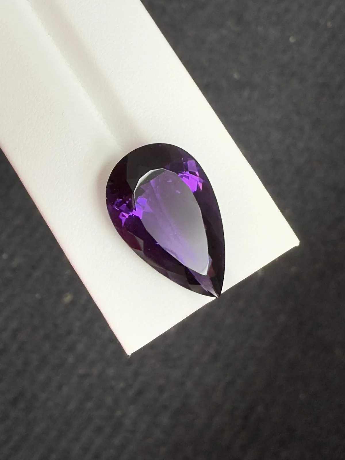 19.7ct天然紫水晶裸石，尺寸25.3*15.3*9.8mm，颜色美艳 ，晶体通透，火彩足