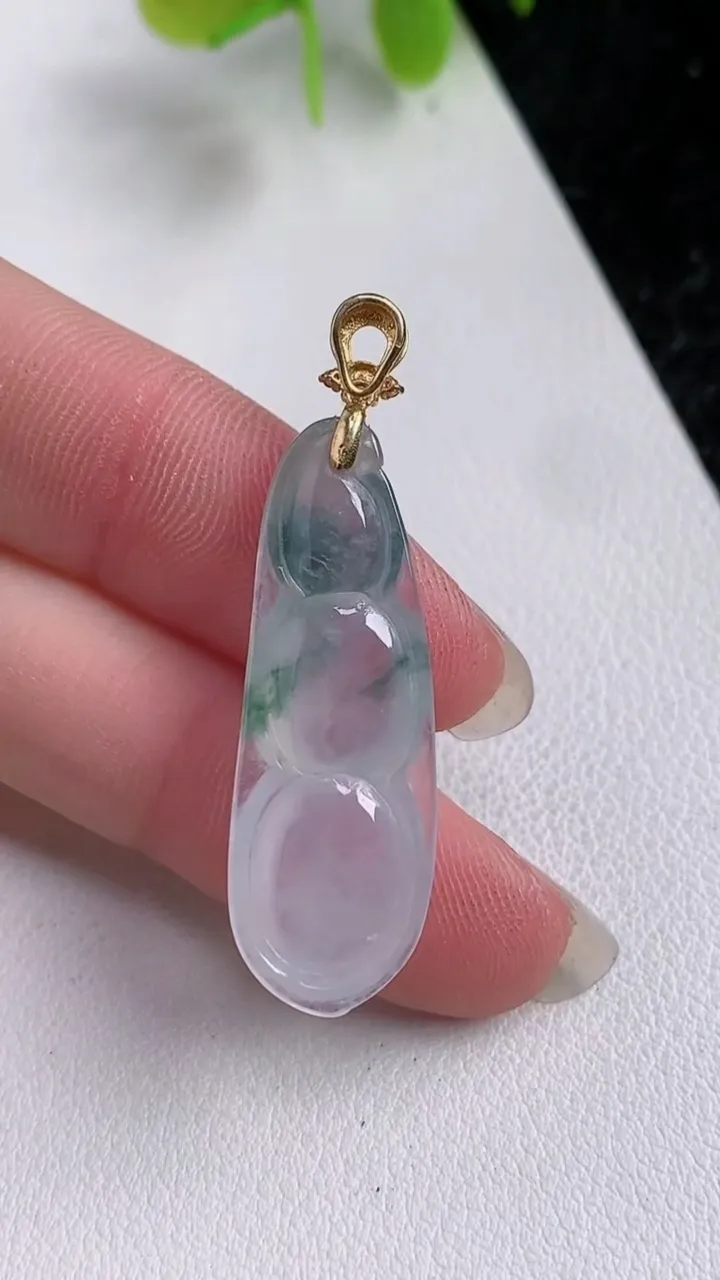 天然A货翡翠飘花福豆吊坠，尺寸39-11-5，重:3.17g
2月19日