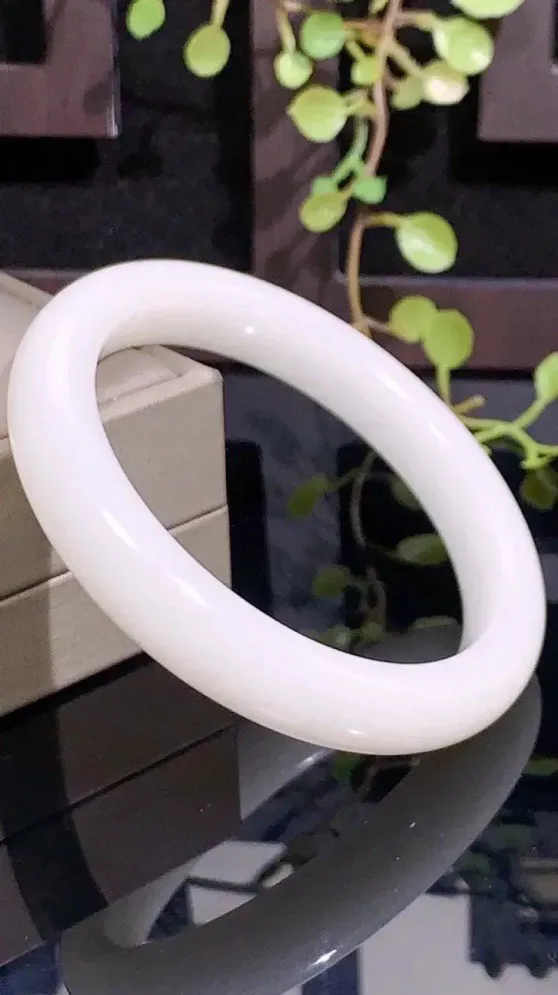 和田玉53.2圈口羊脂白玉手镯   圈口53.2白度一级  脂粉好油性足  手推出油  玉质细腻油润  品相大