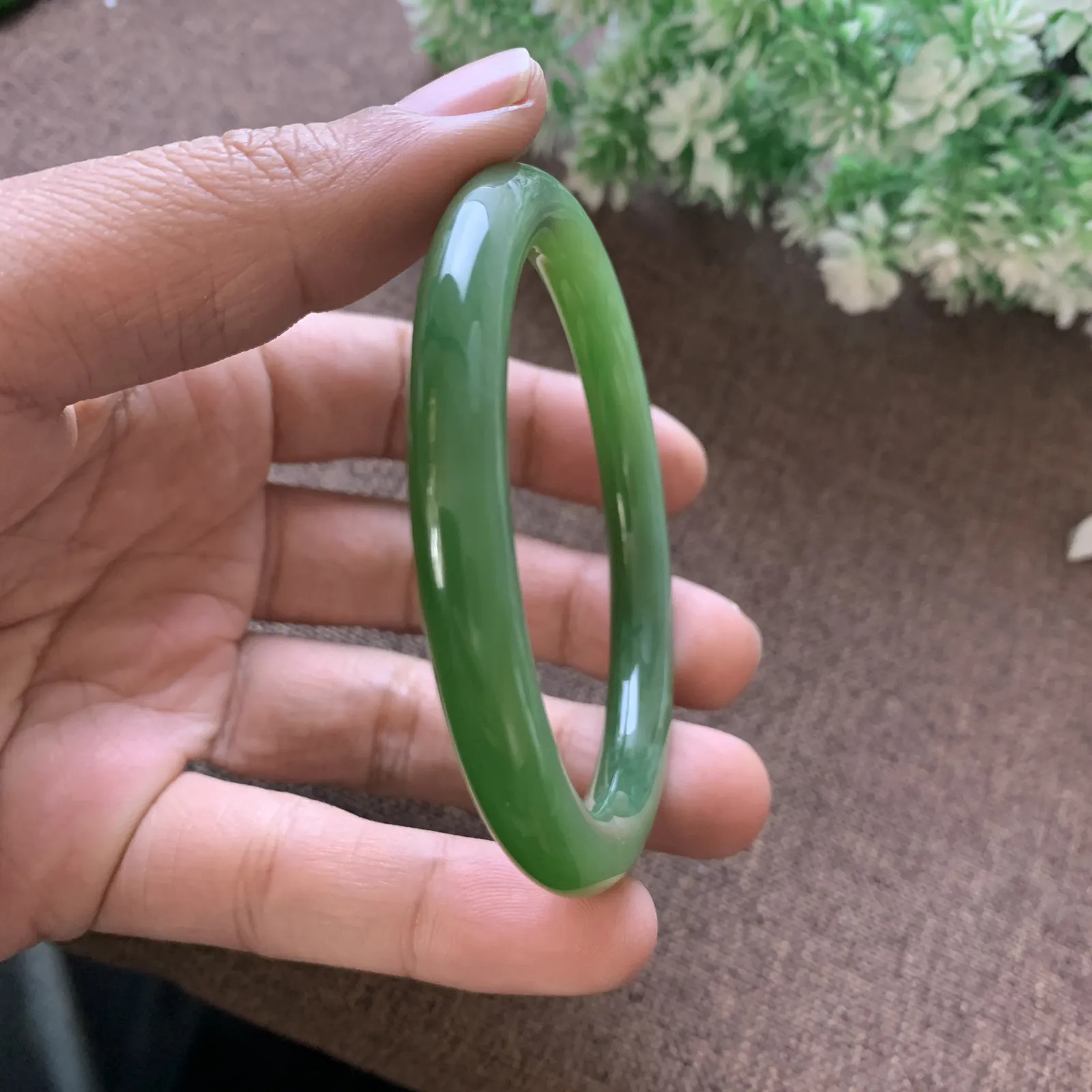 珍藏品，和田玉57.3圈口冰底鲜阳绿色圆条手镯，少见品质，规格57.3/8.3/33.9克，玉质细腻油润 底色纯净 无裂无杂