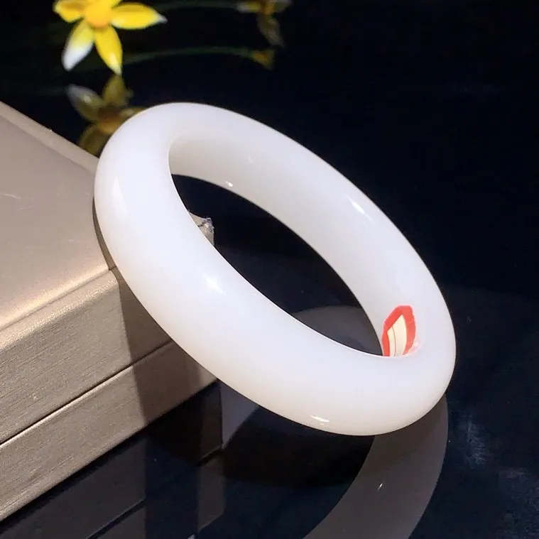 和田玉57圈口羊脂白玉宽版手镯！圈口57宽16厚10重81克！ 玉质细腻油润 底色纯净 脂粉好，品质高