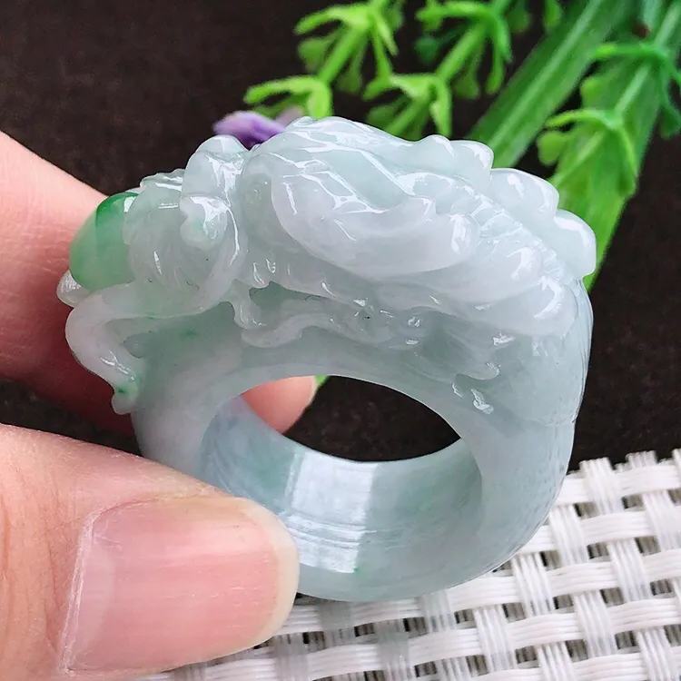 自然光实拍，老坑精美特色飘阳绿龙头扳指，玉质细腻，冰莹起胶，色泽鲜美，均匀靓丽，雕工精湛，意境优美，清秀灵气，高档大气，内径21/13.6/15.8