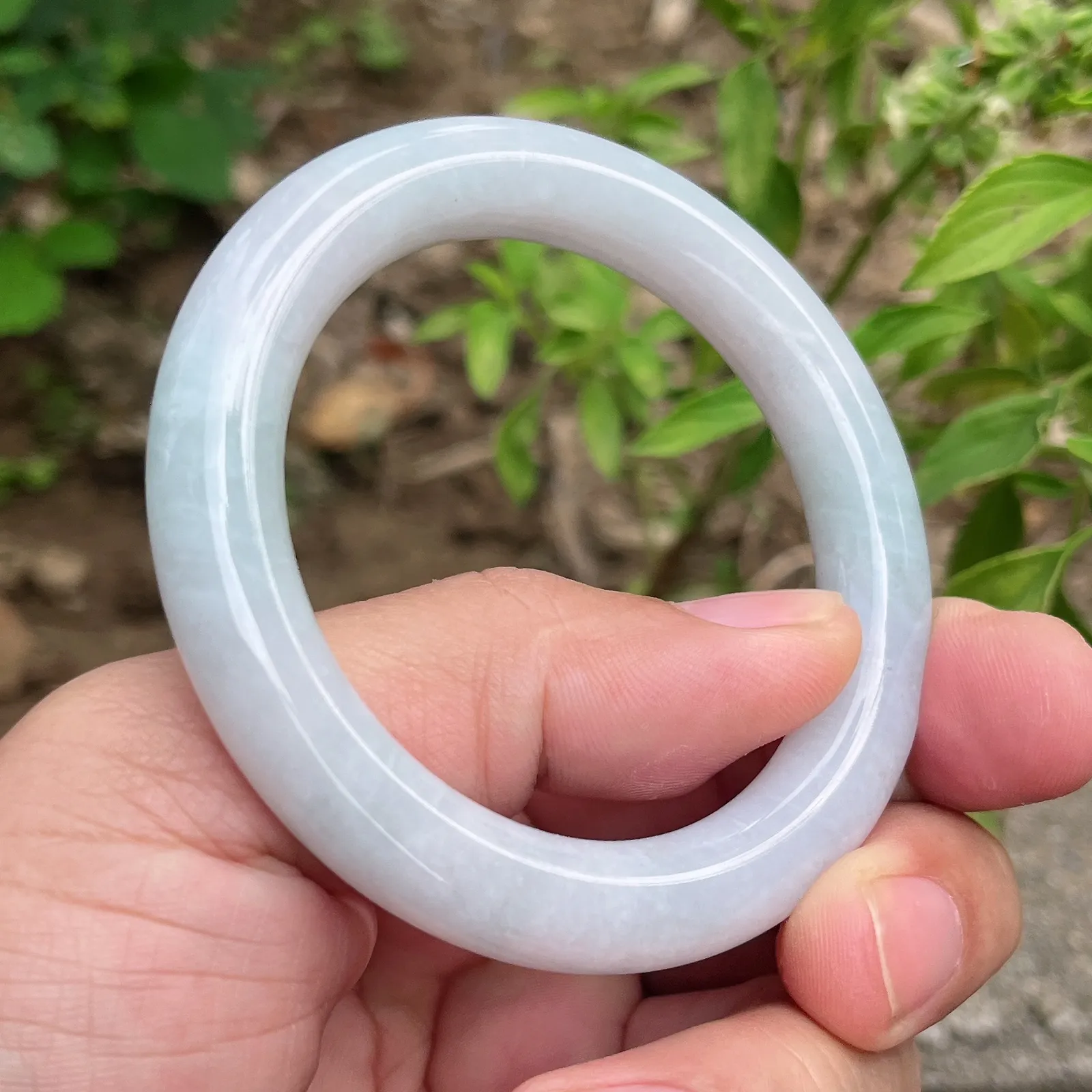 自然光实拍天然翡翠A货老坑水润冰透浅绿55mm圈口圆条手镯。玉质细腻温润 色泽清新淡雅 佩戴水灵！Lww尺寸:55/10.1/10.6mm