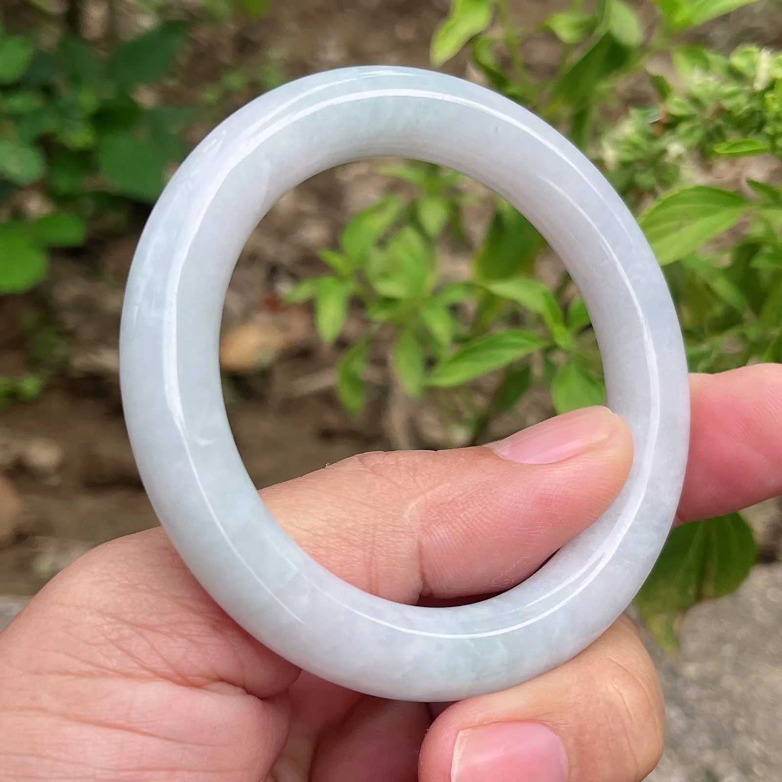 自然光实拍天然翡翠A货老坑水润冰透浅绿55mm圈口圆条手镯。玉质细腻温润 色泽清新淡雅 佩戴水灵！Lww尺寸:55/10.1/10.6mm