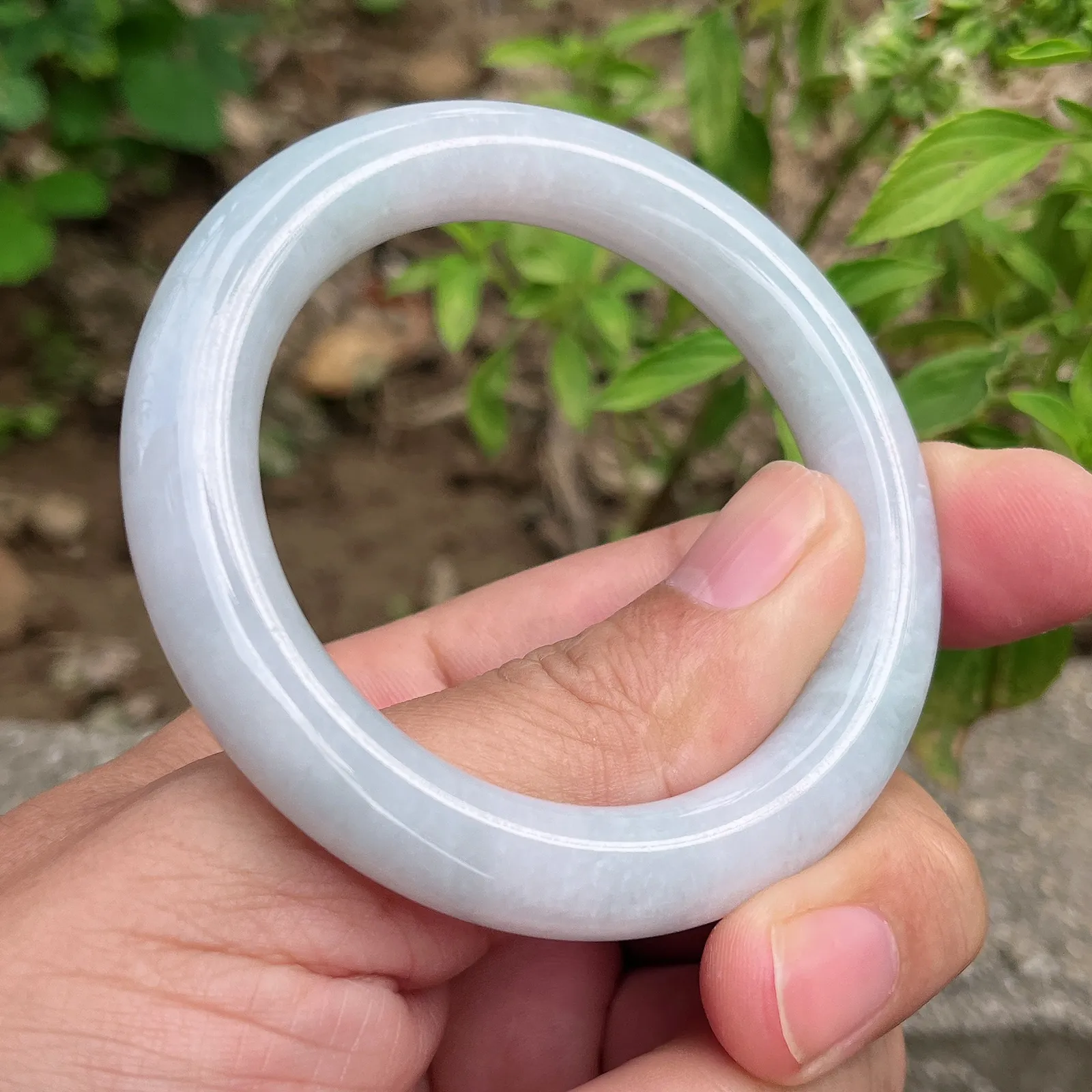 自然光实拍天然翡翠A货老坑水润冰透浅绿55mm圈口圆条手镯。玉质细腻温润 色泽清新淡雅 佩戴水灵！Lww尺寸:55/10.1/10.6mm