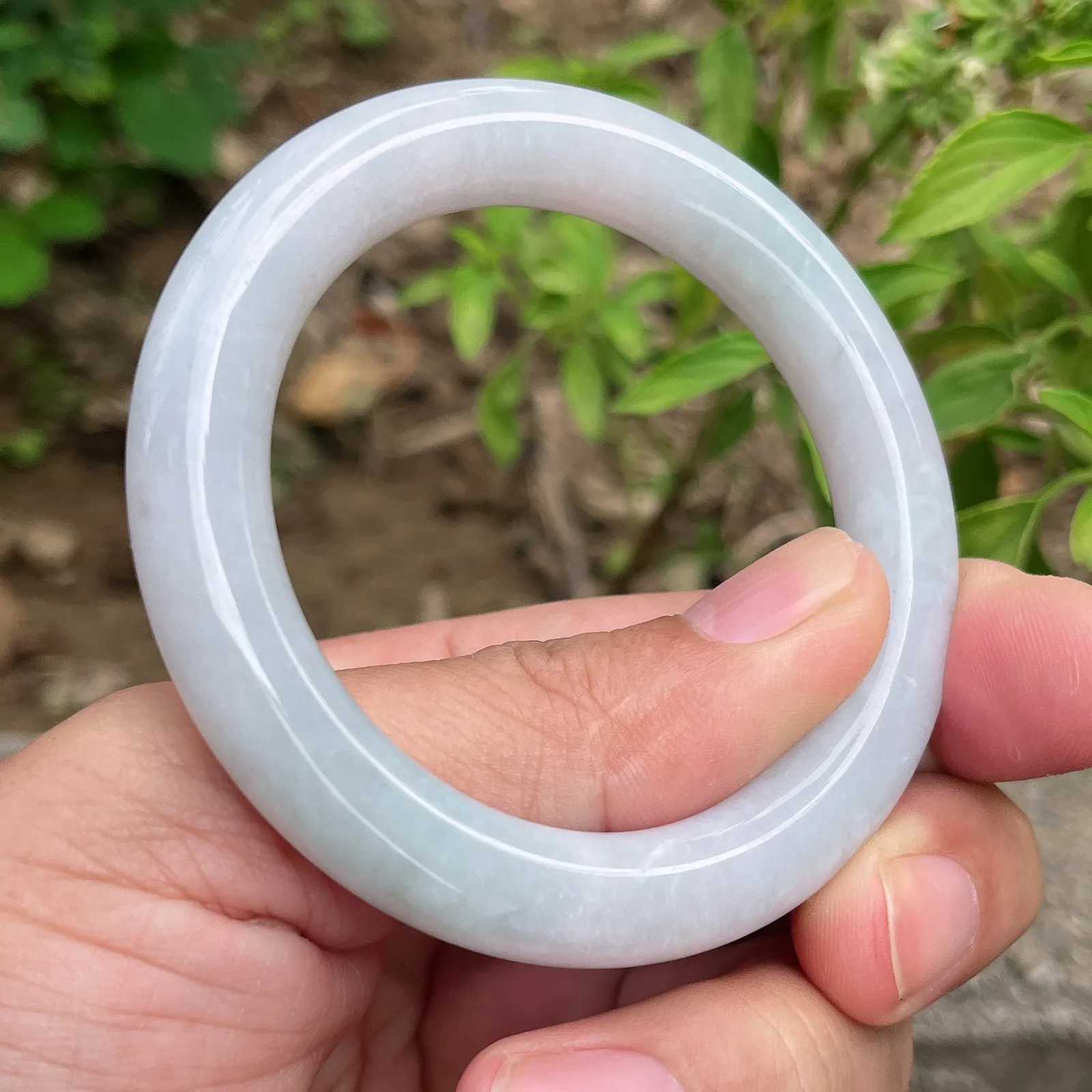 自然光实拍天然翡翠A货老坑水润冰透浅绿55mm圈口圆条手镯。玉质细腻温润 色泽清新淡雅 佩戴水灵！Lww尺寸:55/10.1/10.6mm