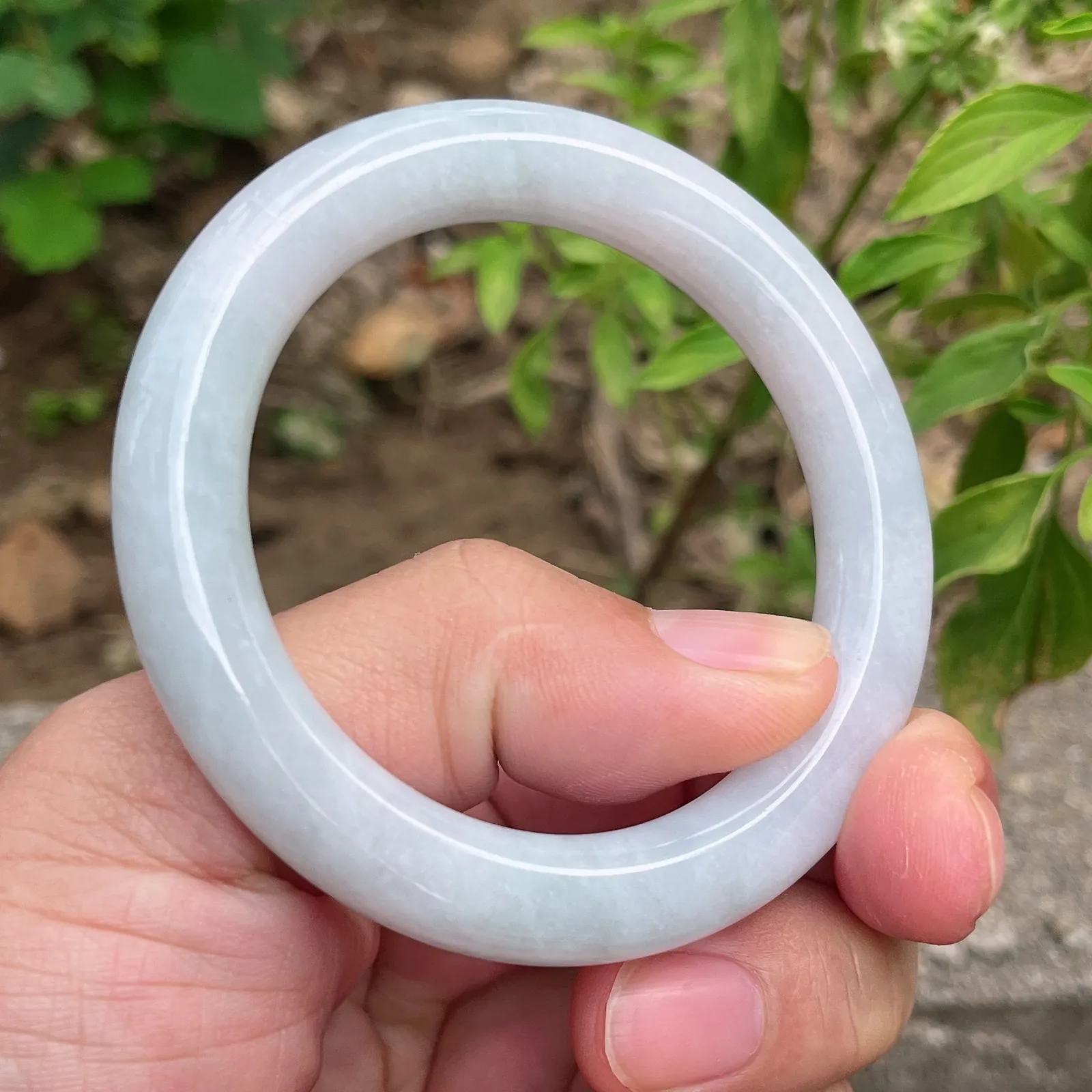 自然光实拍天然翡翠A货老坑水润冰透浅绿55mm圈口圆条手镯。玉质细腻温润 色泽清新淡雅 佩戴水灵！Lww尺寸:55/10.1/10.6mm