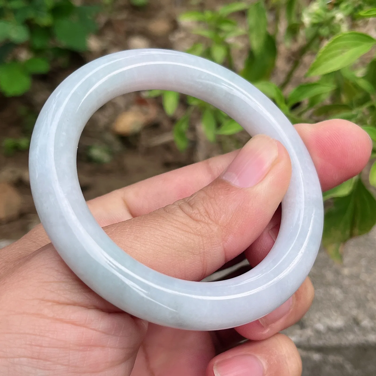 自然光实拍天然翡翠A货老坑水润冰透浅绿55mm圈口圆条手镯。玉质细腻温润 色泽清新淡雅 佩戴水灵！Lww尺寸:55/10.1/10.6mm