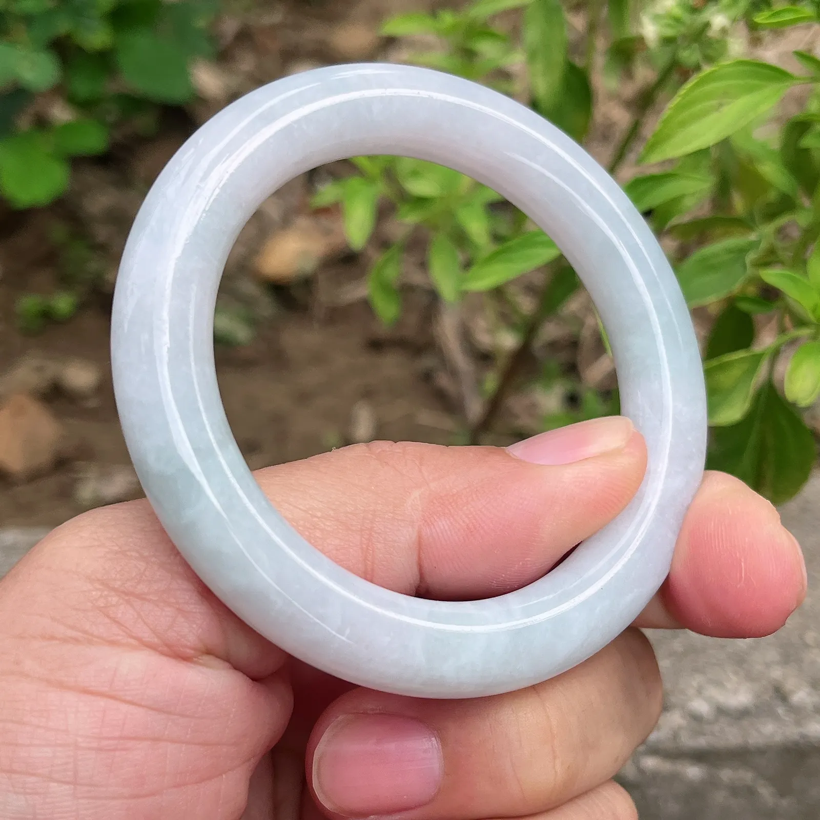 自然光实拍天然翡翠A货老坑水润冰透浅绿55mm圈口圆条手镯。玉质细腻温润 色泽清新淡雅 佩戴水灵！Lww尺寸:55/10.1/10.6mm