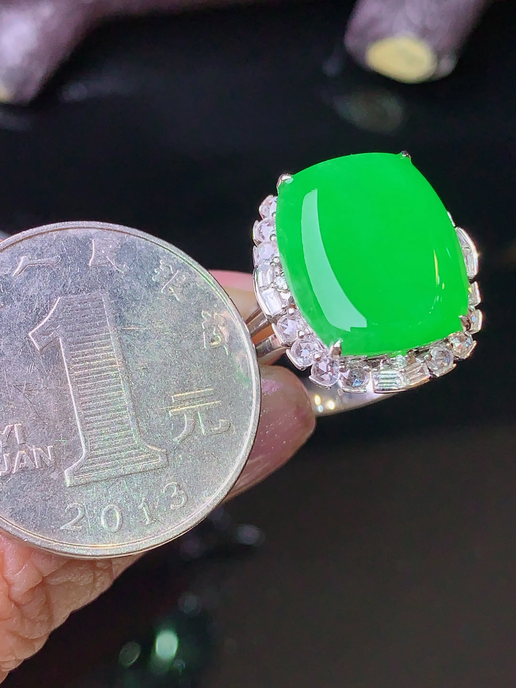 18k金钻镶嵌满绿无事牌戒指 玉质细腻 色泽清新艳丽 圈口16.5 整体尺寸19.6*16.8*9.1