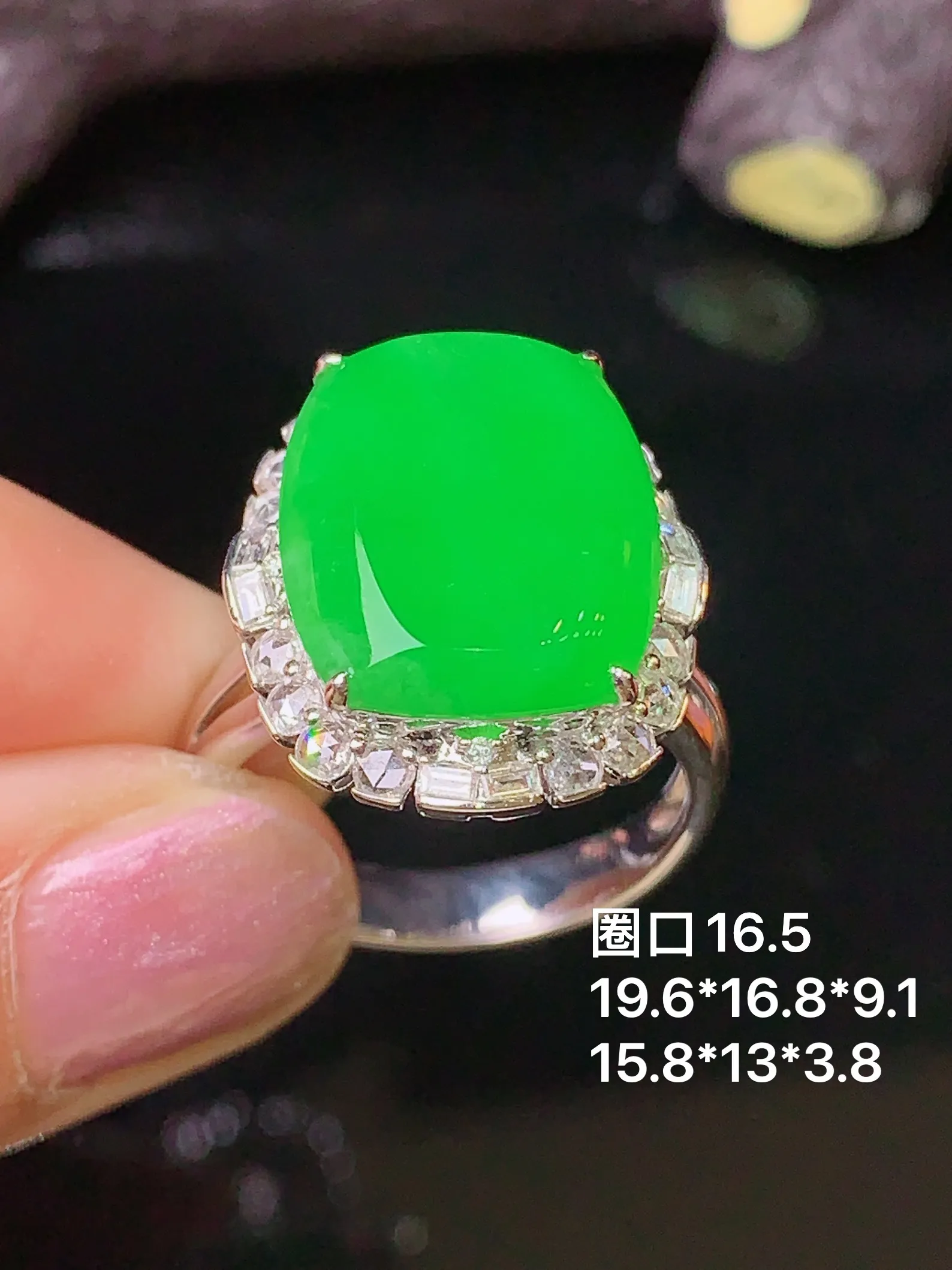 18k金钻镶嵌满绿无事牌戒指 玉质细腻 色泽清新艳丽 圈口16.5 整体尺寸19.6*16.8*9.1
