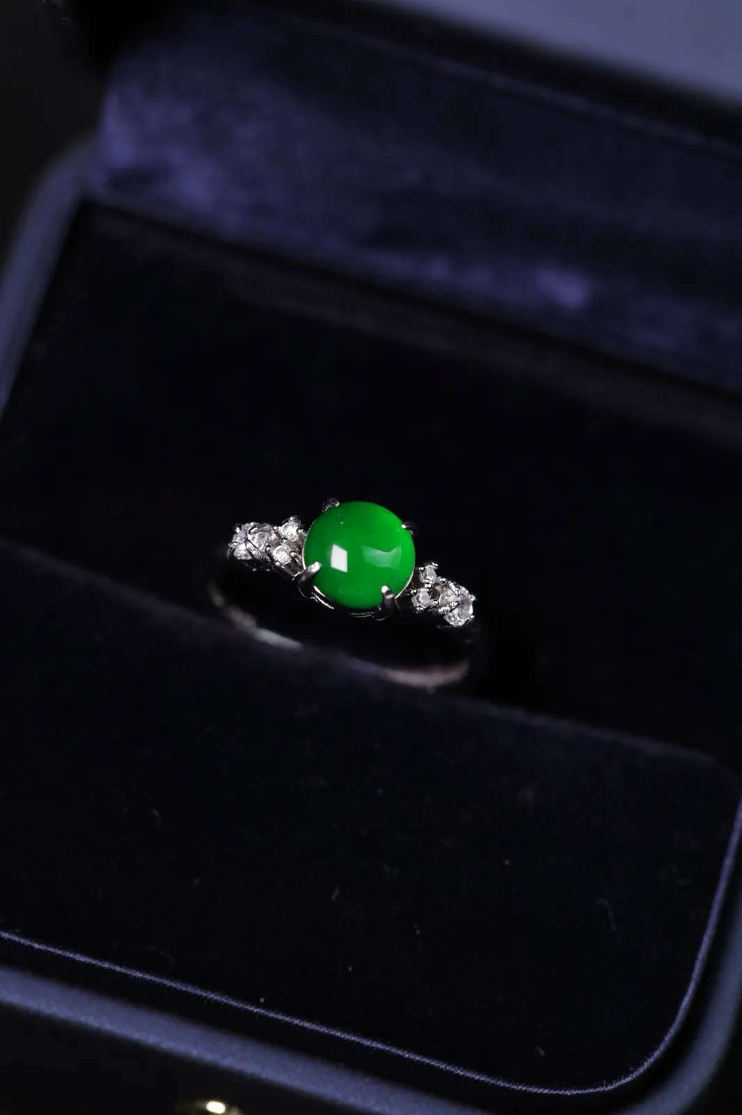 天然满绿翡翠蛋面-圆满点钻纯银戒指，活口可调节戒圈，整体 16*7*5.2，裸石 7*7*2.2
