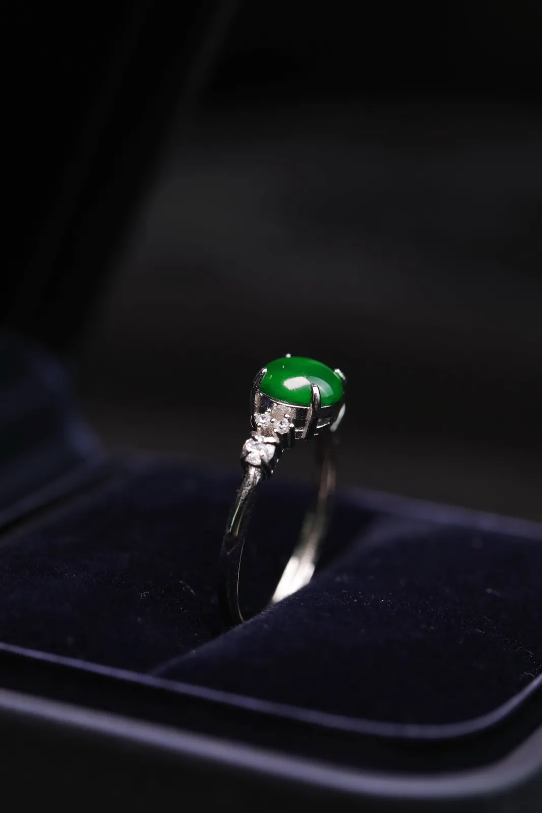 天然满绿翡翠蛋面-圆满点钻纯银戒指，活口可调节戒圈，整体 16*7*5.2，裸石 7*7*2.2