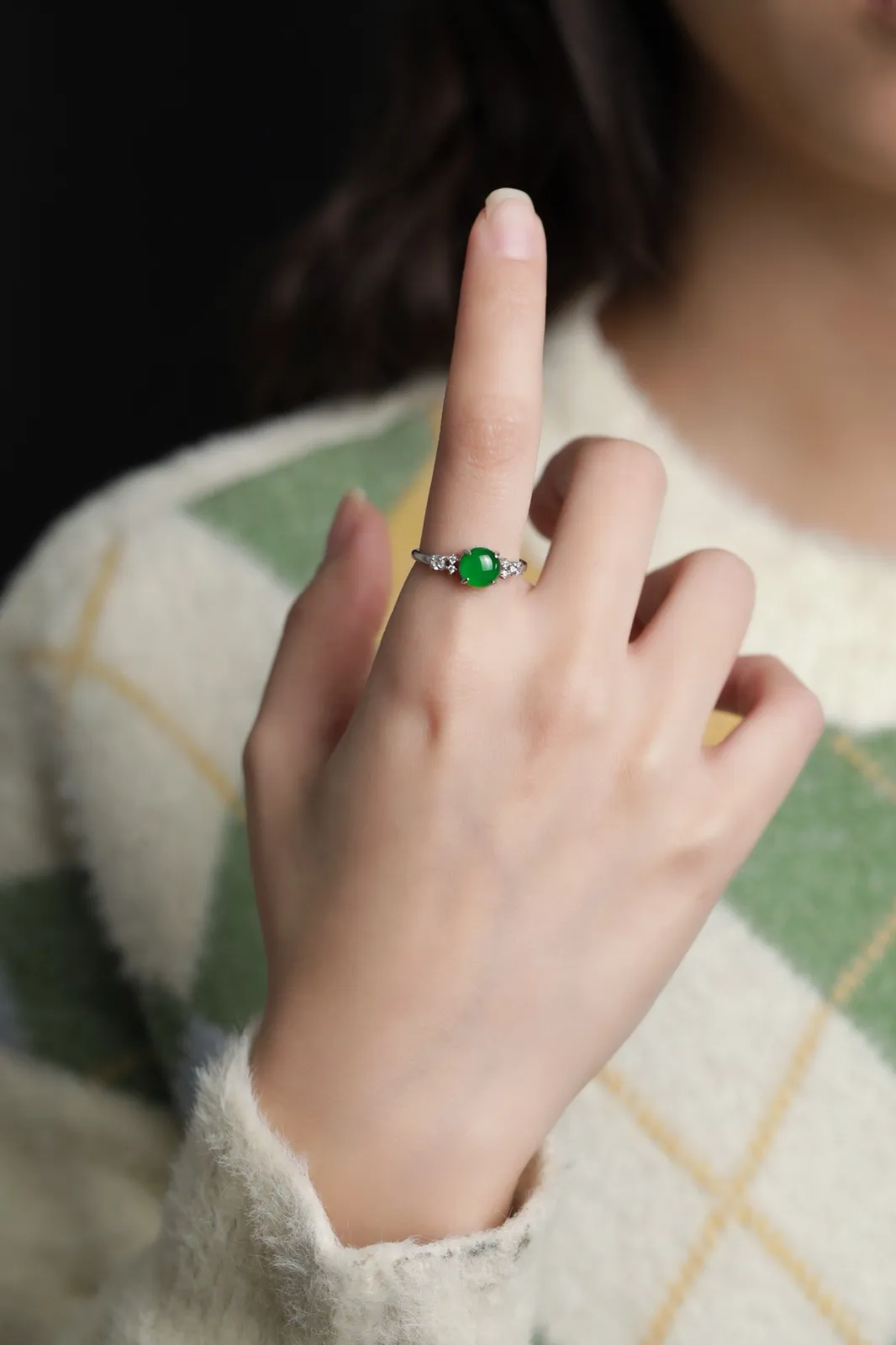 天然满绿翡翠蛋面-圆满点钻纯银戒指，活口可调节戒圈，整体 16*7*5.2，裸石 7*7*2.2