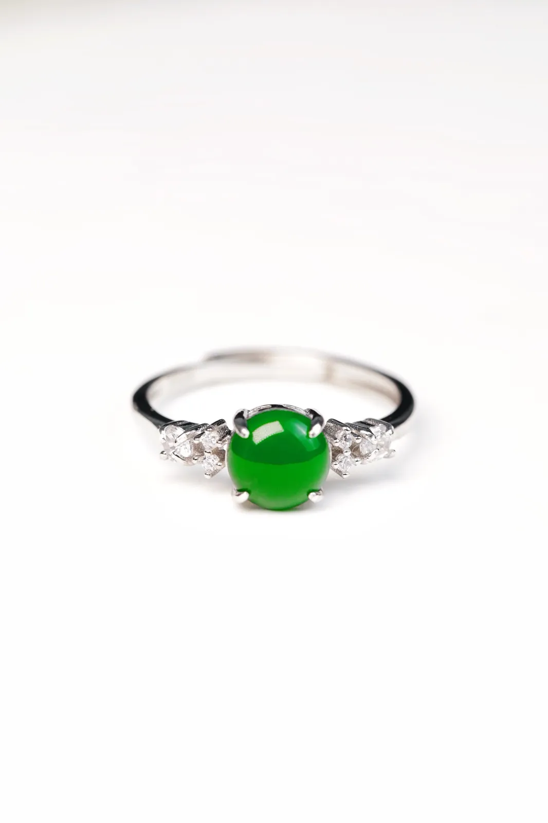 天然满绿翡翠蛋面-圆满点钻纯银戒指，活口可调节戒圈，整体 16*7*5.2，裸石 7*7*2.2