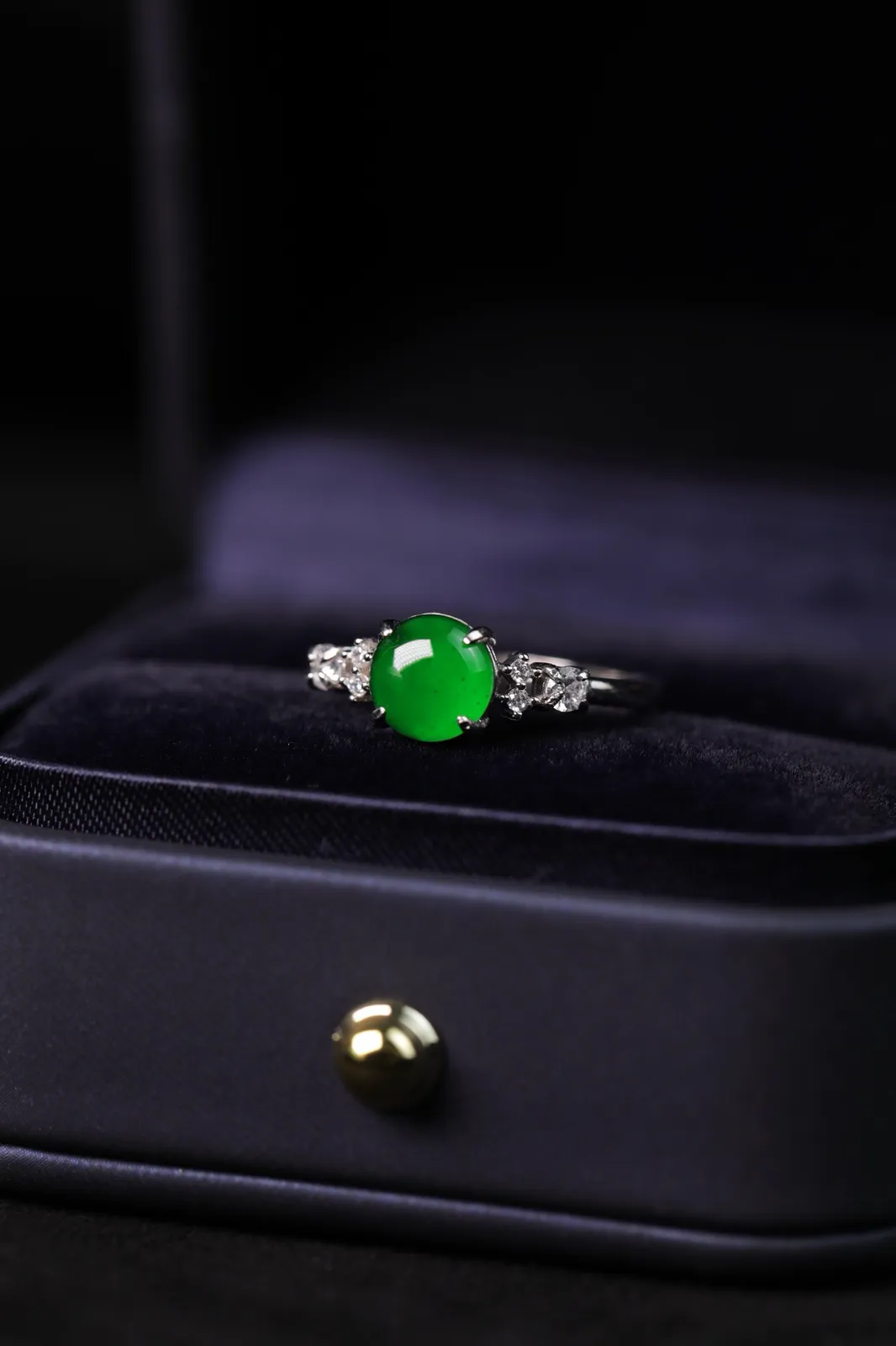 天然满绿翡翠蛋面-圆满点钻纯银戒指，活口可调节戒圈，整体 16*7*5.2，裸石 7*7*2.2