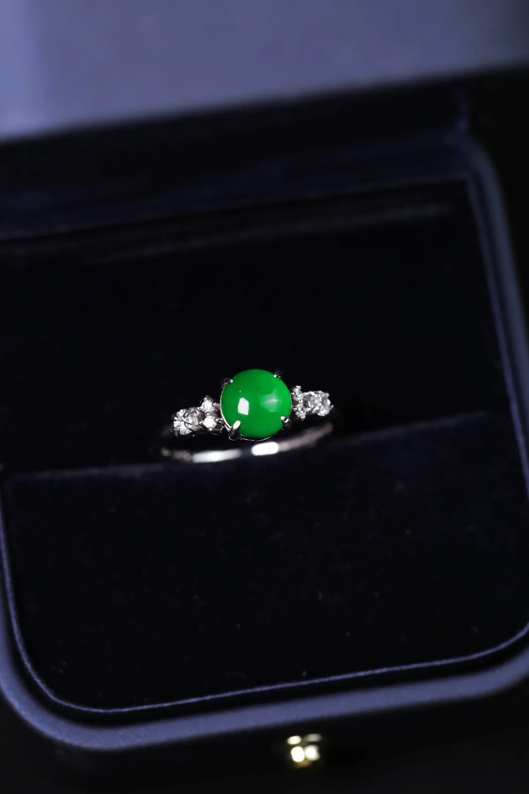 天然满绿翡翠蛋面-圆满点钻纯银戒指，活口可调节戒圈，整体 16*7*5.2，裸石 7*7*2.2