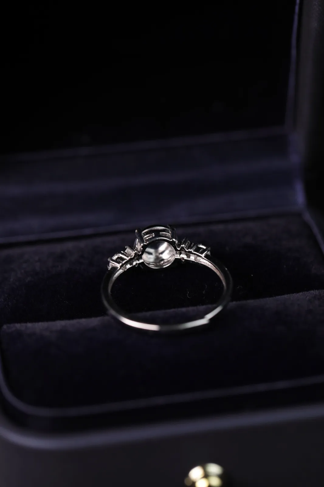 天然满绿翡翠蛋面-圆满点钻纯银戒指，活口可调节戒圈，整体 16*7*5.2，裸石 7*7*2.2