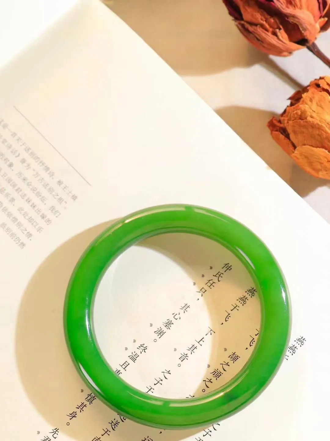【悠悠芳华.镯】

收藏级臻品和田玉碧玉手镯 玉质温润 青葱岁月，尽收腕中，婉转流畅，凝岁月悠长。盈一眸恬淡，挽一抹绿意。重59.6克 内径58mm尺寸10.6-10.6mm8610266YY