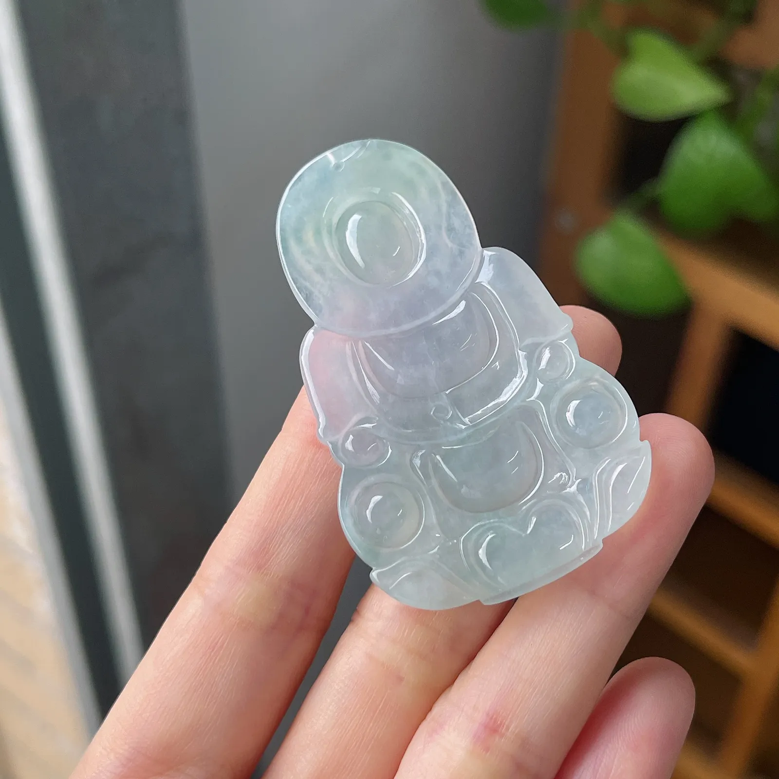 翡翠冰糯种淡绿色观音吊坠