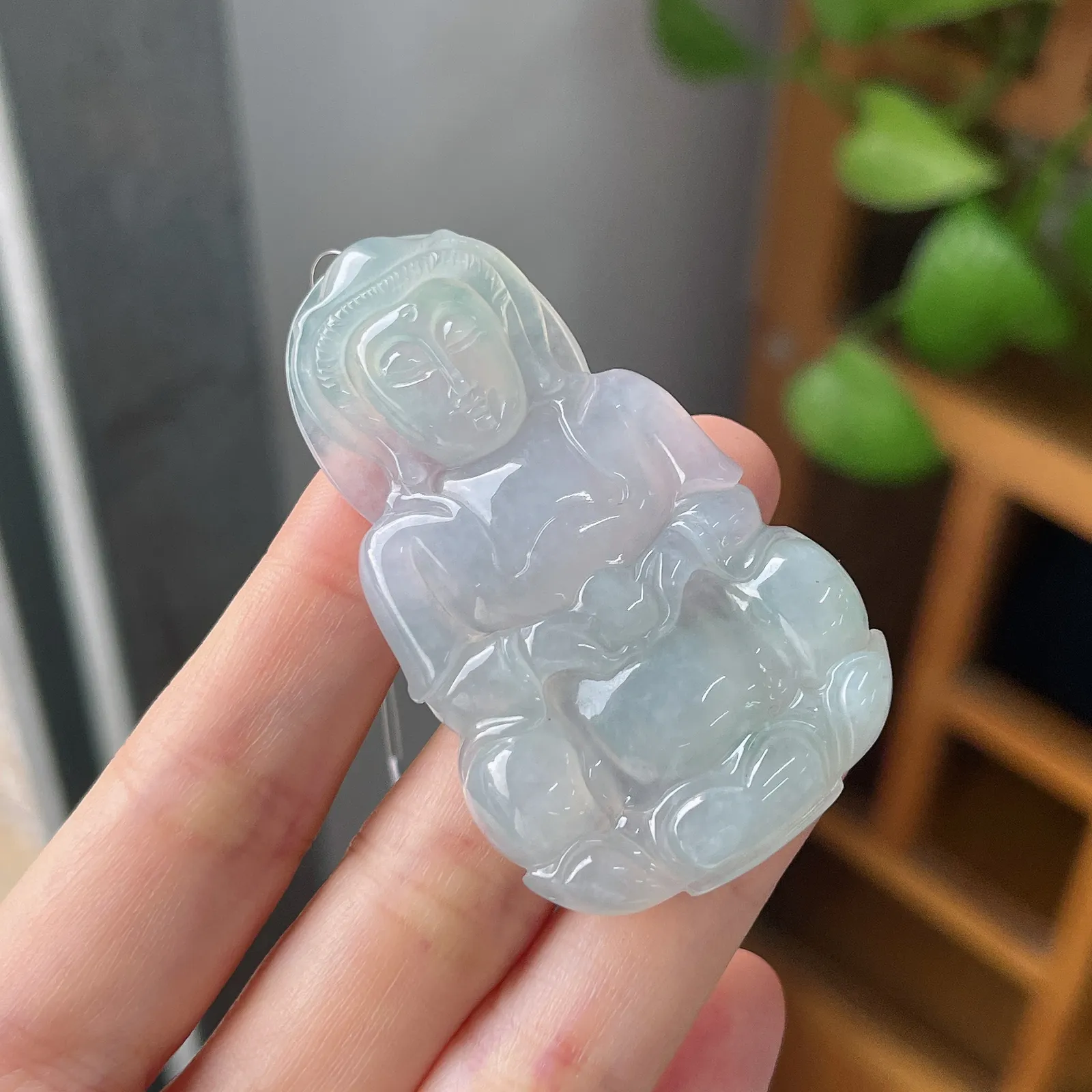 翡翠冰糯种淡绿色观音吊坠