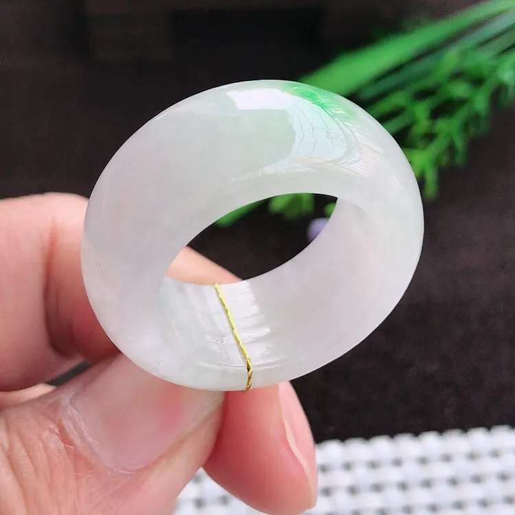 自然光实拍，老坑精美飘阳绿扳指，玉质细腻，冰莹起胶，色泽鲜美，均匀靓丽，雕工精湛，意境优美，清秀灵气，高档大气，内径21/12.8/5.7