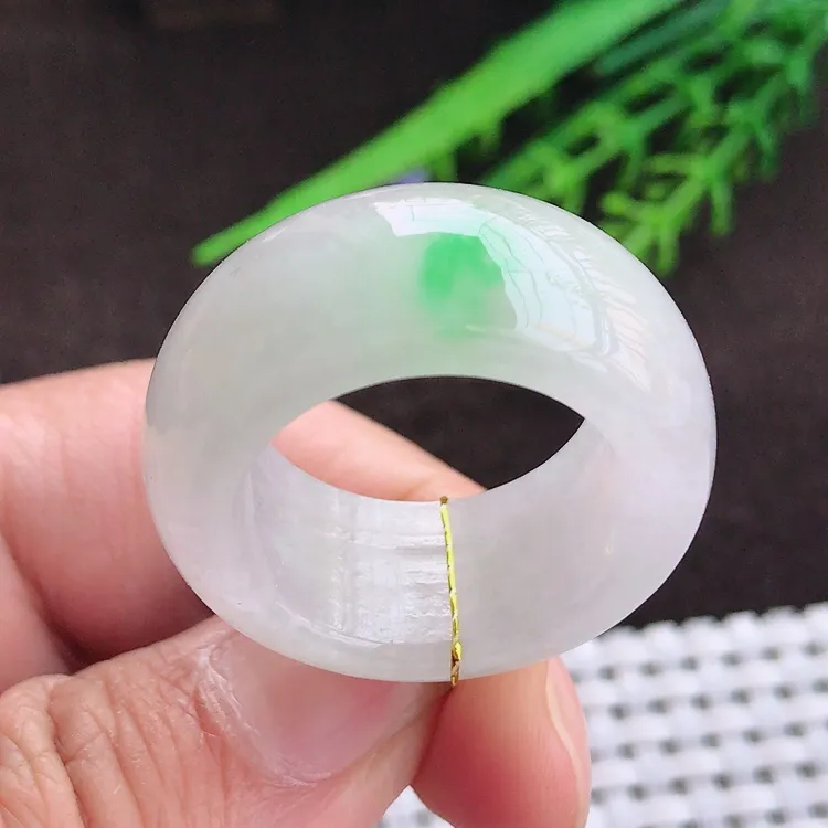 自然光实拍，老坑精美飘阳绿扳指，玉质细腻，冰莹起胶，色泽鲜美，均匀靓丽，雕工精湛，意境优美，清秀灵气