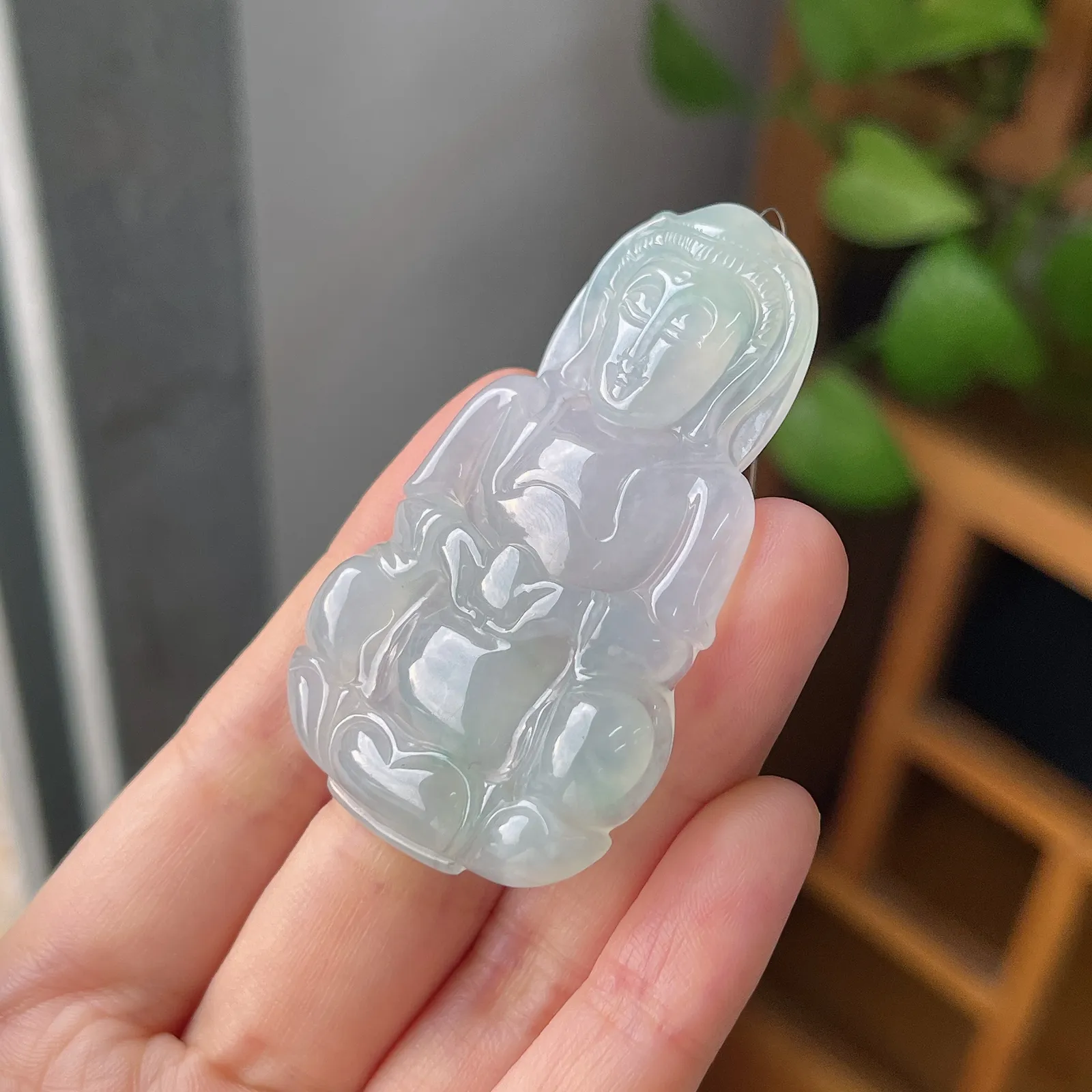 翡翠冰糯种淡绿色观音吊坠