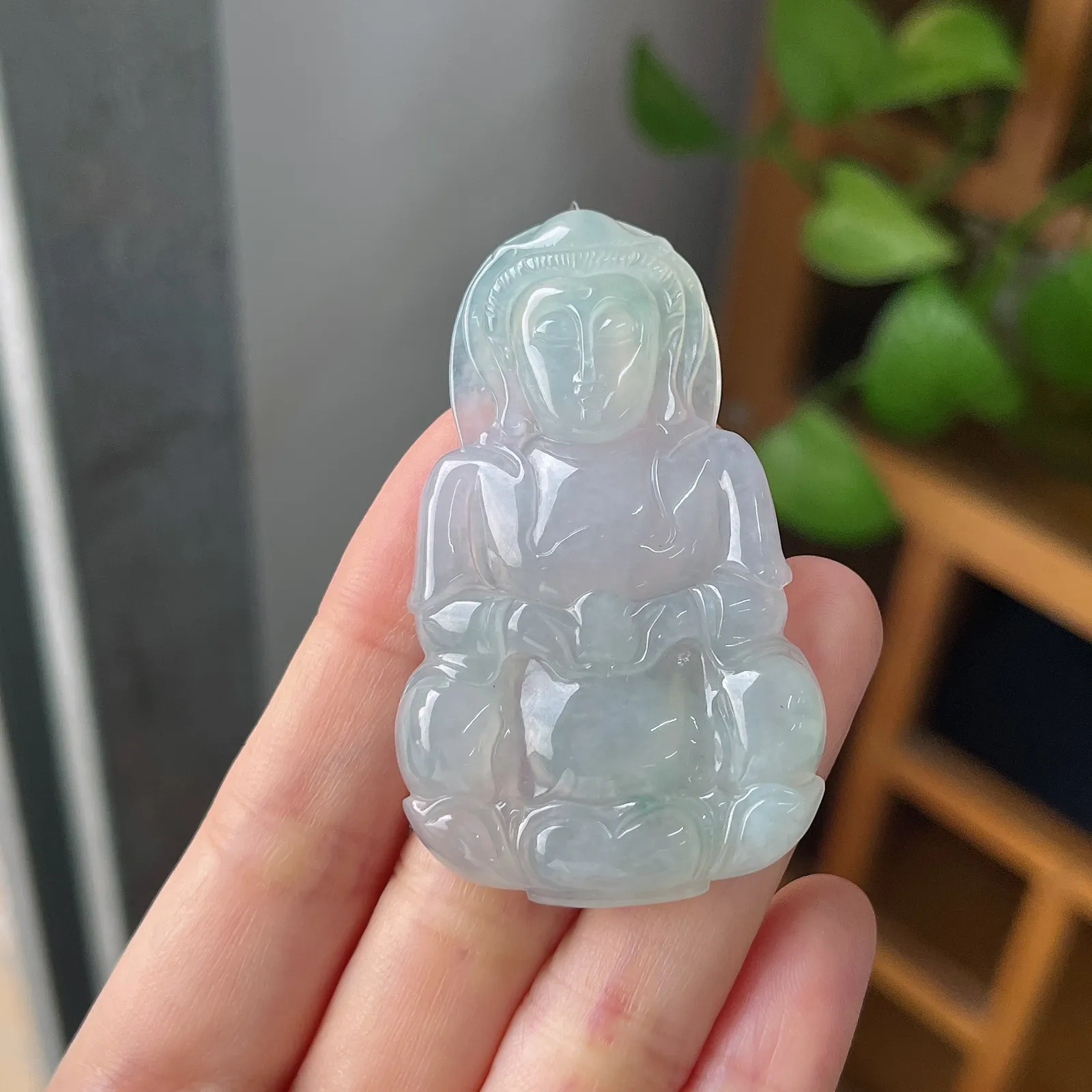 翡翠冰糯种淡绿色观音吊坠