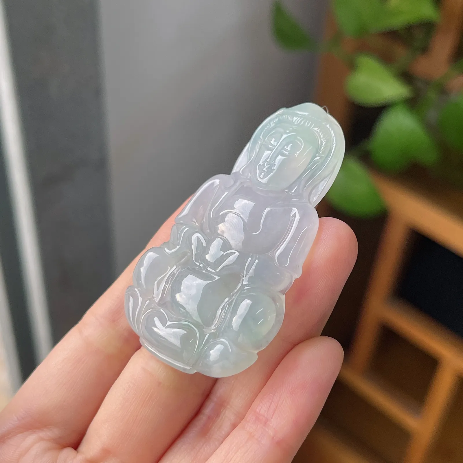 翡翠冰糯种淡绿色观音吊坠