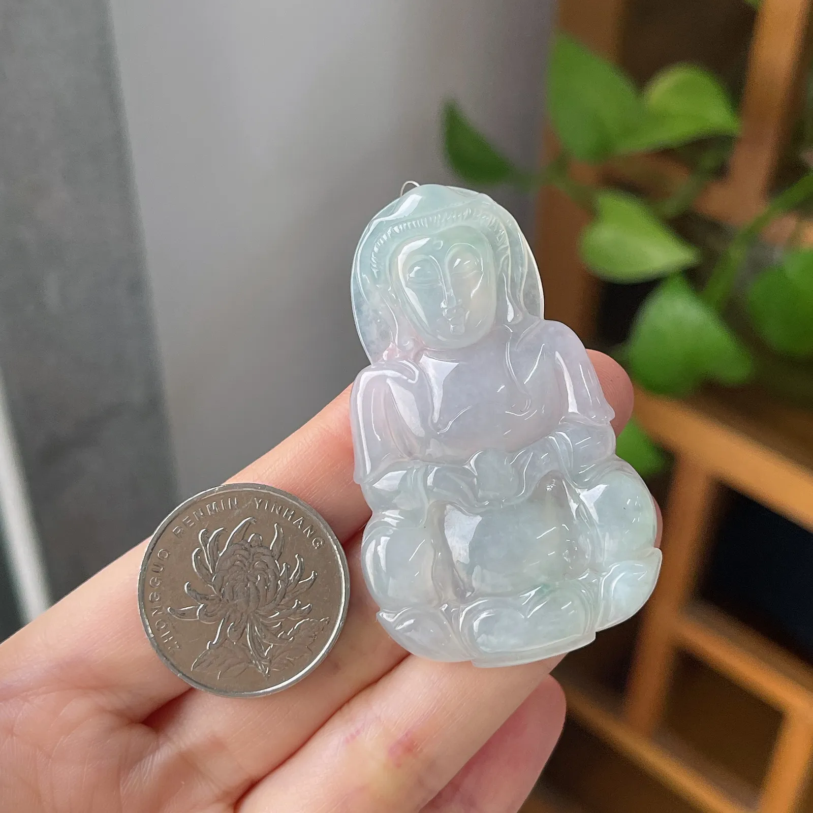 翡翠冰糯种淡绿色观音吊坠
