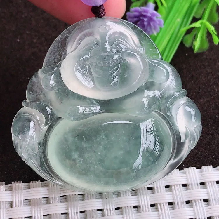 自然光实拍，收藏佳品，老坑高冰种冰晴底大佛公吊坠，玉质细腻，冰莹起胶，色泽鲜美，均匀靓丽，雕工精湛，意境优美，清秀灵气，高档大气，尺寸41.2/44/9.8
