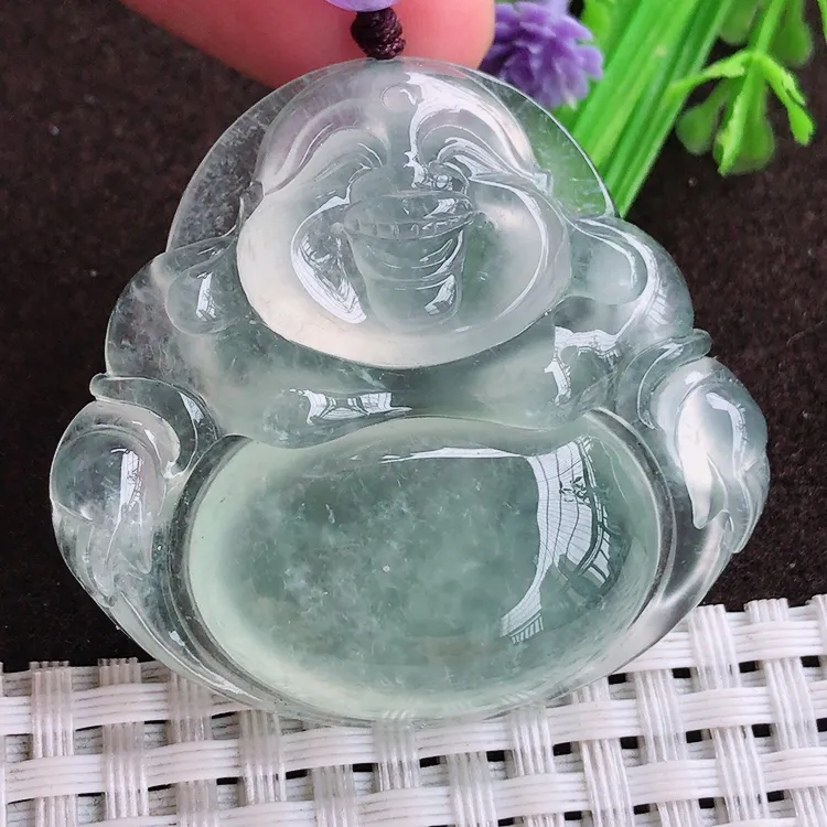 自然光实拍，收藏佳品，老坑高冰种冰晴底大佛公吊坠，玉质细腻，冰莹起胶，色泽鲜美，均匀靓丽，雕工精湛，意境优美，清秀灵气，高档大气，尺寸41.2/44/9.8