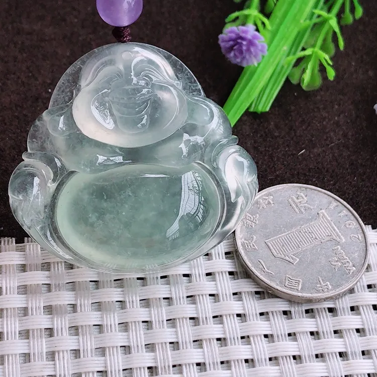 自然光实拍，收藏佳品，老坑高冰种冰晴底大佛公吊坠，玉质细腻，冰莹起胶，色泽鲜美，均匀靓丽，雕工精湛，意境优美，清秀灵气，高档大气，尺寸41.2/44/9.8