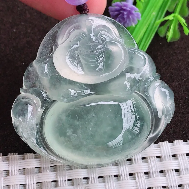 自然光实拍，收藏佳品，老坑高冰种冰晴底大佛公吊坠，玉质细腻，冰莹起胶，色泽鲜美，均匀靓丽，雕工精湛，意境优美，清秀灵气，高档大气，尺寸41.2/44/9.8