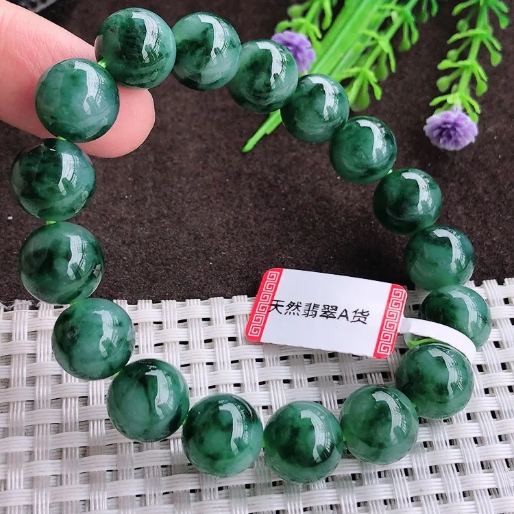 自然光实拍，老坑冰胶起胶鲜亮飘花圆珠手链，玉质细腻，冰莹起胶，色泽鲜美，均匀靓丽，雕工精湛，意境优美，清秀灵气，高档大气，尺寸12/17颗