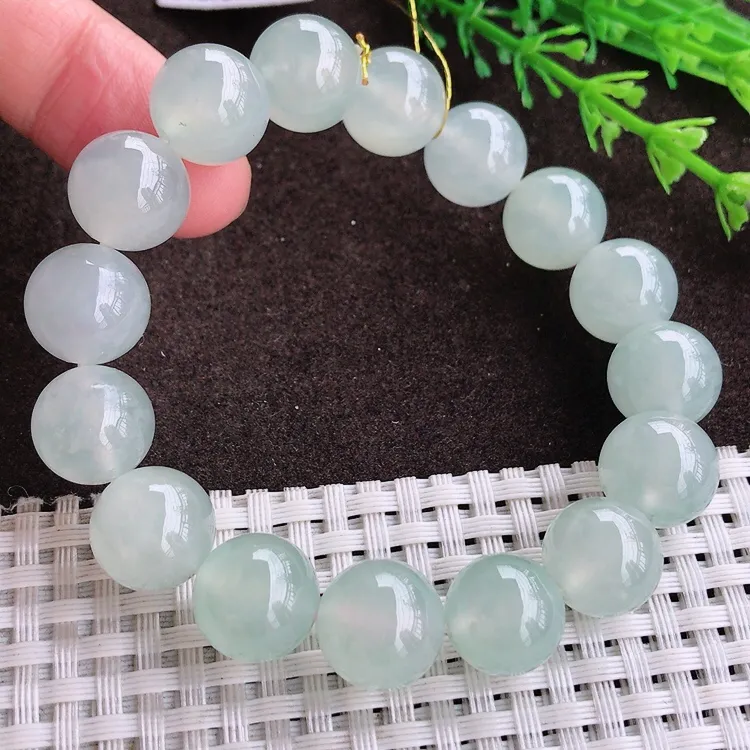 自然光实拍，老坑冰种果冻胶玉珠手链圆珠手串，玉质细腻，冰莹起胶，色泽鲜美，均匀靓丽，雕工精湛，意境优美，清秀灵气，高档大气，尺寸12.6/16颗
