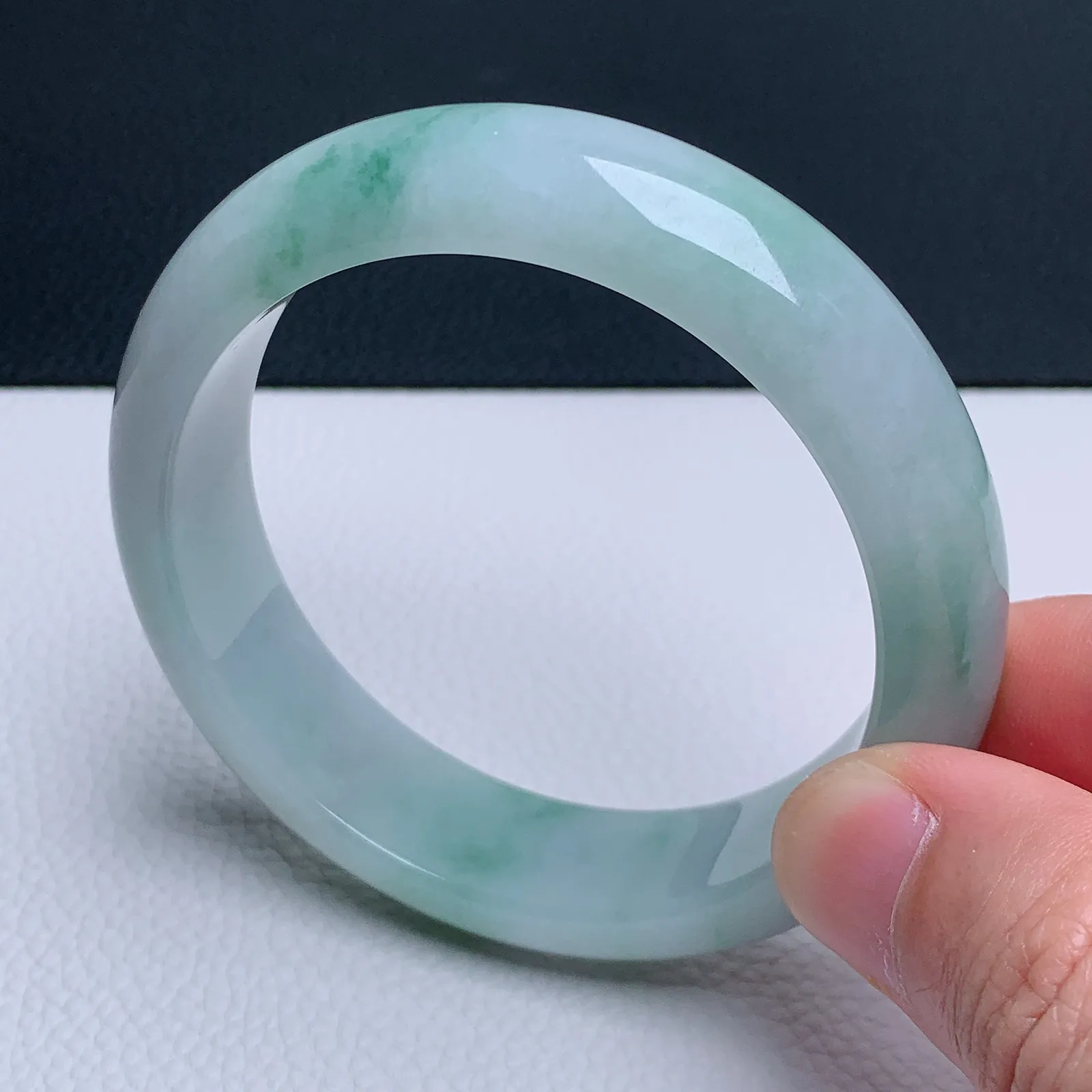 天然翡翠圈口58-59老坑宽版飘花手镯 玉质细腻 种水好 尺寸：58.8-15.3-8.2mm  M22（扣手）