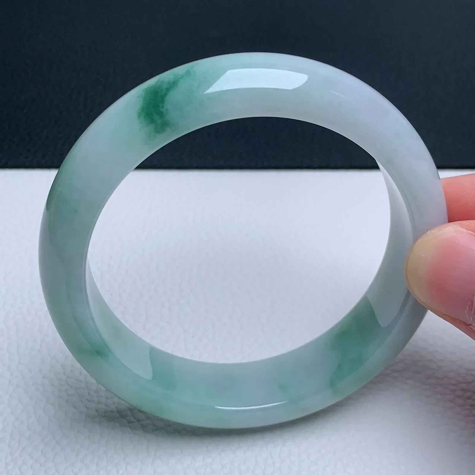 天然翡翠圈口58-59老坑宽版飘花手镯 玉质细腻 种水好 尺寸：58.8-15.3-8.2mm  M