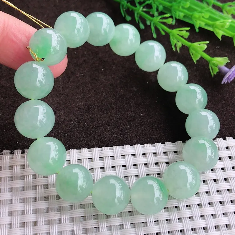 自然光实拍，老坑冰胶果冻水灵冰晴绿圆珠手链，玉质细腻，冰莹起胶，色泽鲜美，均匀靓丽，雕工精湛，意境优美，清秀灵气，高档大气，直径13/16颗