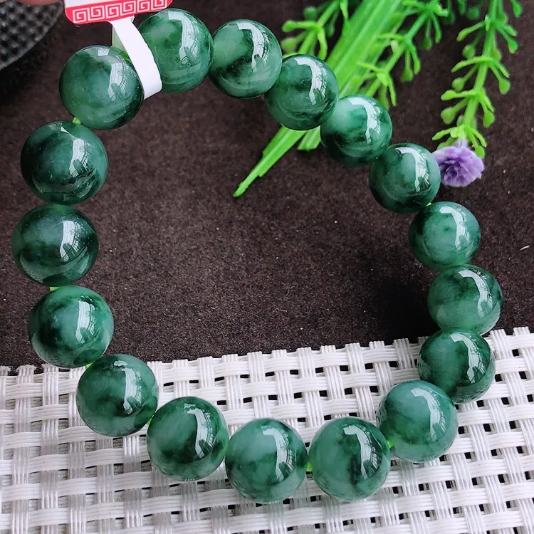 自然光实拍，老坑冰胶起胶鲜亮飘花圆珠手链，玉质细腻，冰莹起胶，色泽鲜美，均匀靓丽，雕工精湛，意境优美，清秀灵气，高档大气，尺寸12/17颗