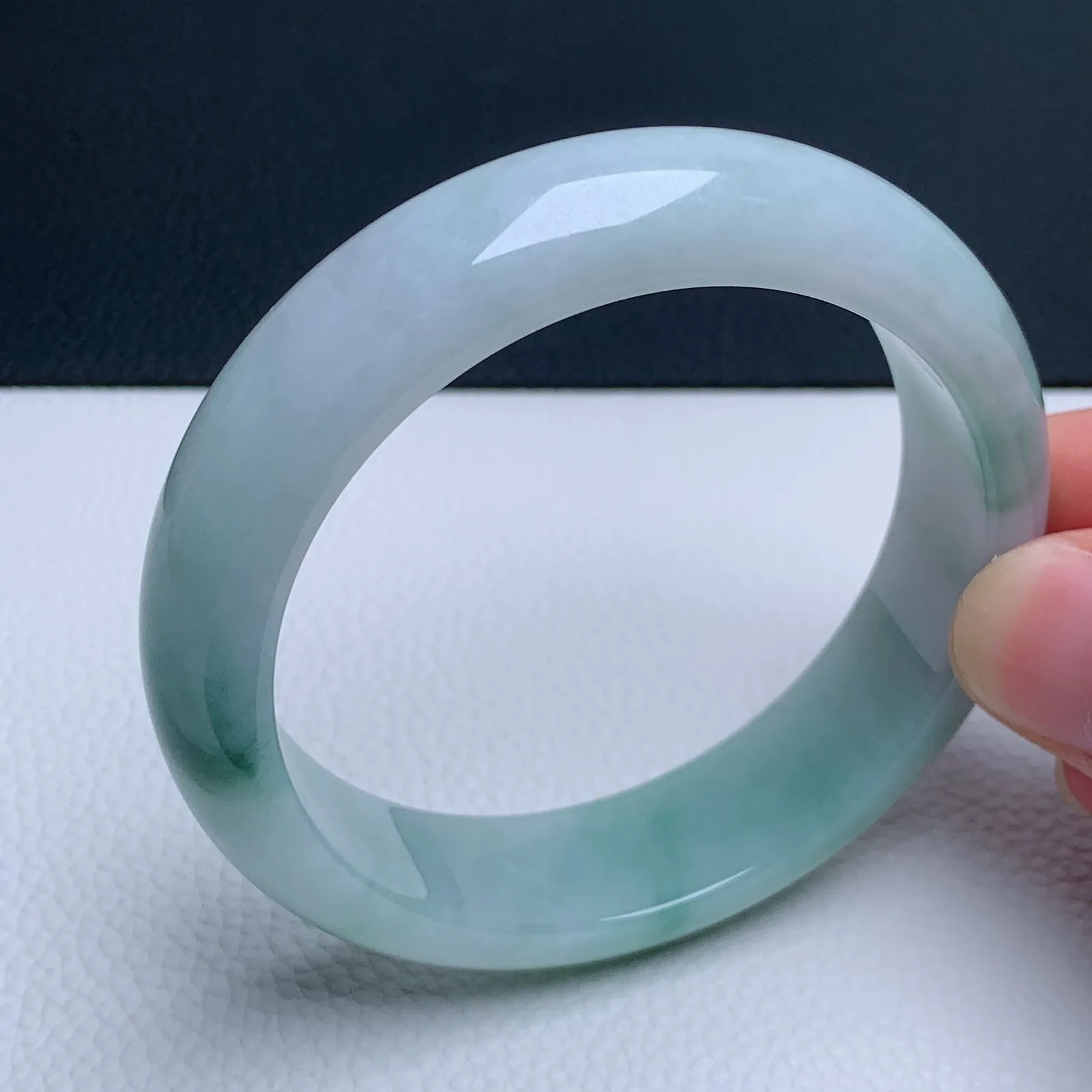 天然翡翠圈口58-59老坑宽版飘花手镯 玉质细腻 种水好 尺寸：58.8-15.3-8.2mm  M22（扣手）