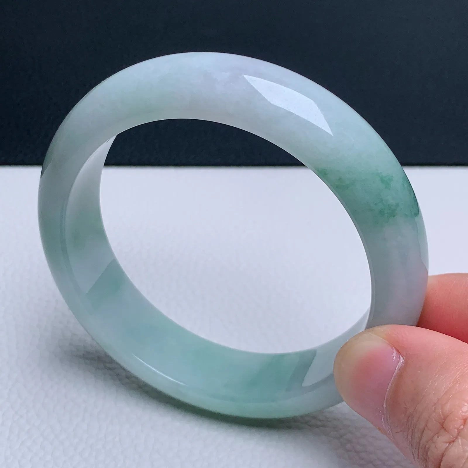 天然翡翠圈口58-59老坑宽版飘花手镯 玉质细腻 种水好 尺寸：58.8-15.3-8.2mm  M22（扣手）