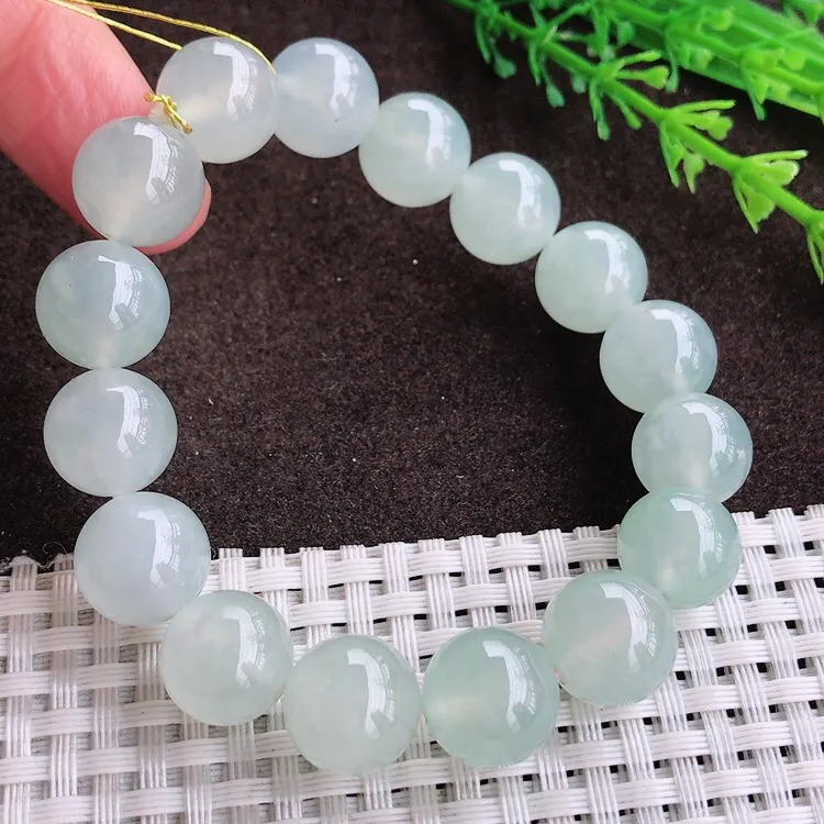 自然光实拍，老坑冰种果冻胶玉珠手链圆珠手串，玉质细腻，冰莹起胶，色泽鲜美，均匀靓丽，雕工精湛，意境优美，清秀灵气，高档大气，尺寸12.6/16颗