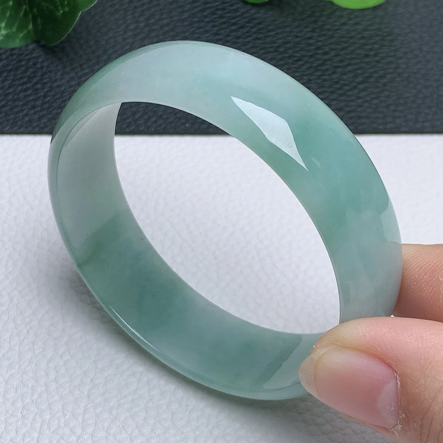 天然翡翠圈口52-53老坑淡蓝绿色调手镯 玉质细腻 种水好 尺寸：52.8-15.9-4.3mm  M22