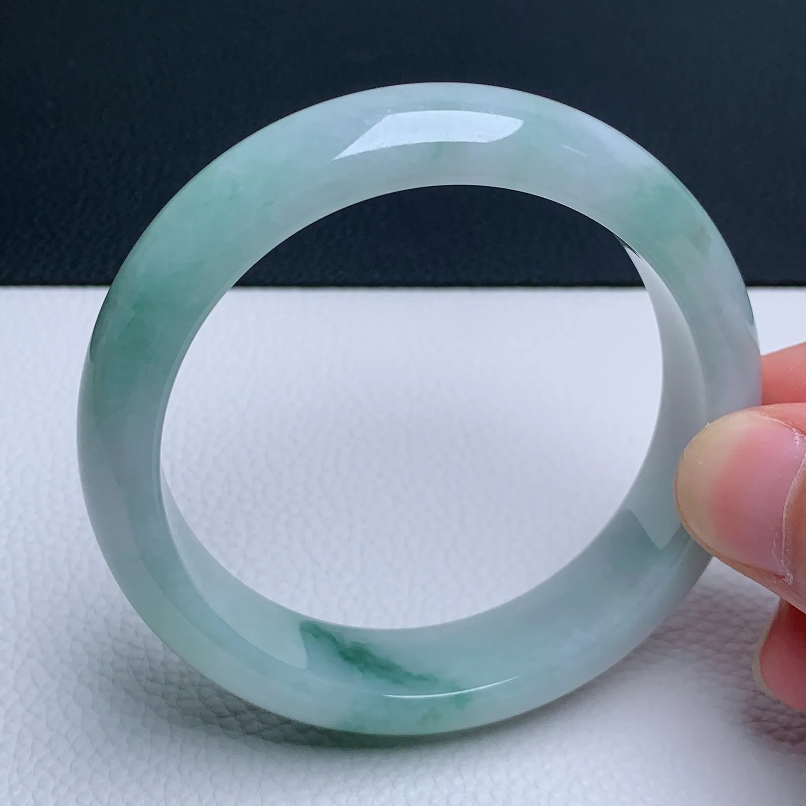 天然翡翠圈口58-59老坑宽版飘花手镯 玉质细腻 种水好 尺寸：58.8-15.3-8.2mm  M22（扣手）